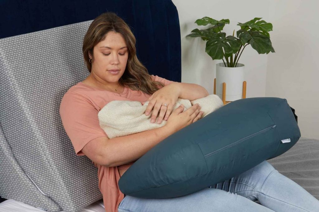 breastfeeding pillow for a better rest while nursing